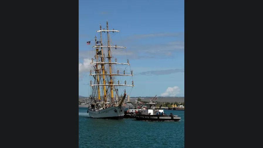 KRI Dewaruci photo